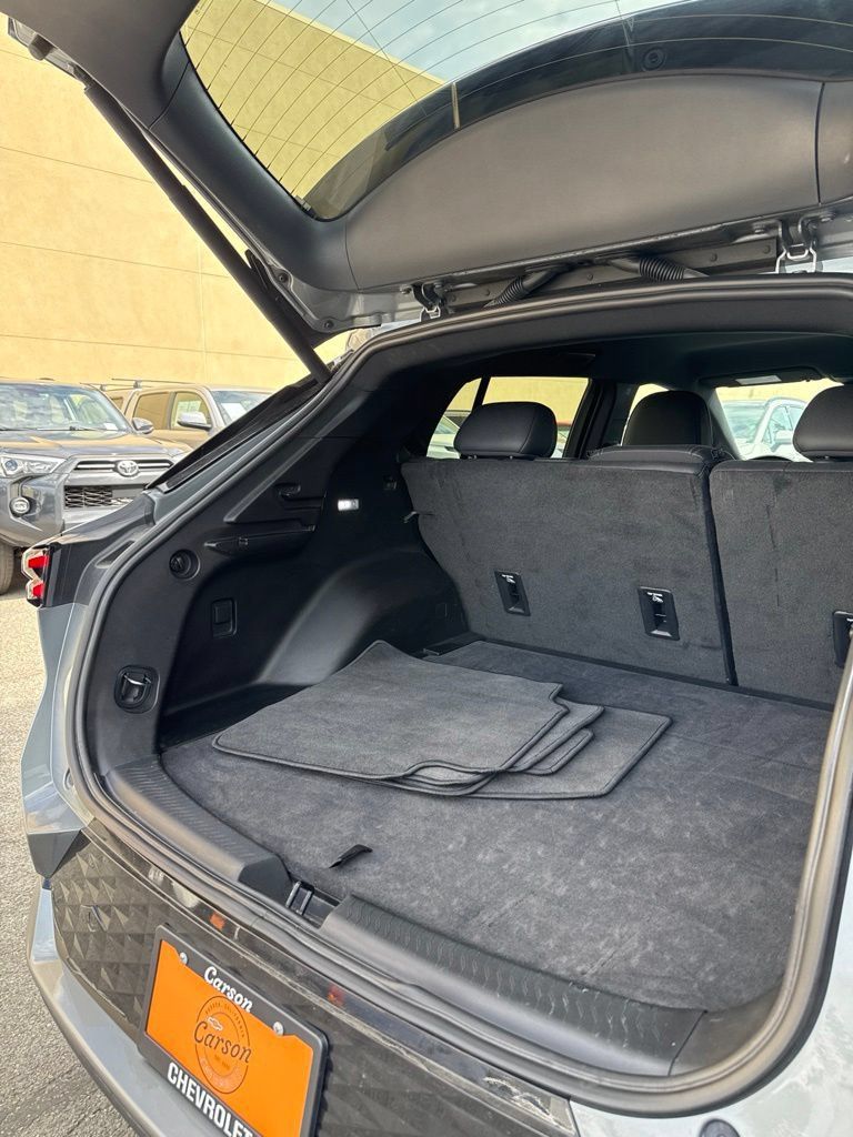 Used 2024 Chevrolet Equinox EV RS FWD image 29