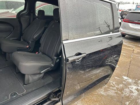 Used 2024 Chrysler Pacifica Touring image 9