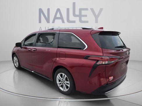 Used 2022 Toyota Sienna Platinum AWD/4WD image 3