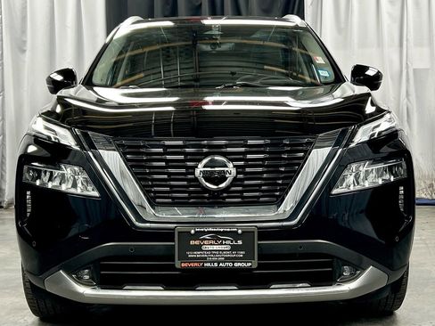 Used 2021 Nissan Rogue Platinum image 2