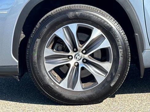 Used 2022 Toyota Highlander XLE AWD/4WD image 36
