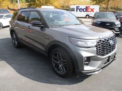 Used 2025 Ford Explorer ST image 2