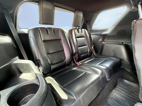 Used 2018 Ford Explorer XLT w/ Equipment Group 202A image 26