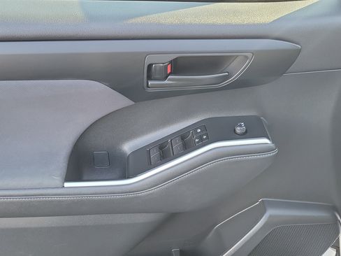 Certified 2023 Toyota Highlander L image 19