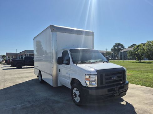 Used 2024 Ford E-450 and Econoline 450 Super Duty w/ Driver's Safety Package RWD image 12