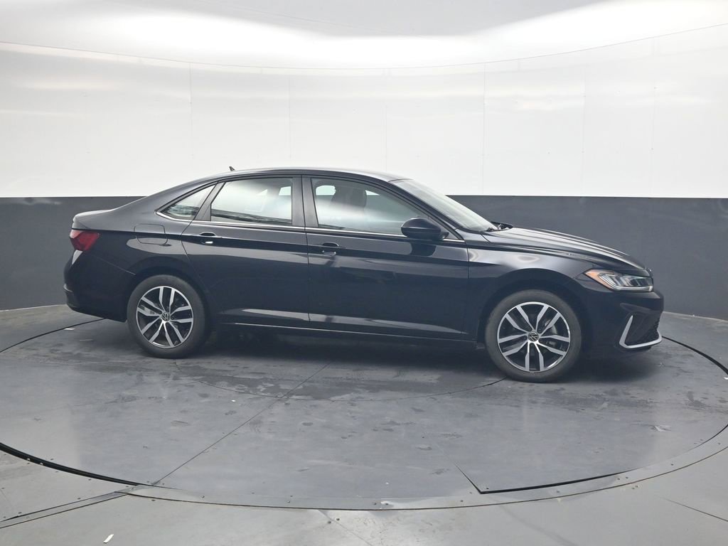 Used 2025 Volkswagen Jetta SE FWD image 4