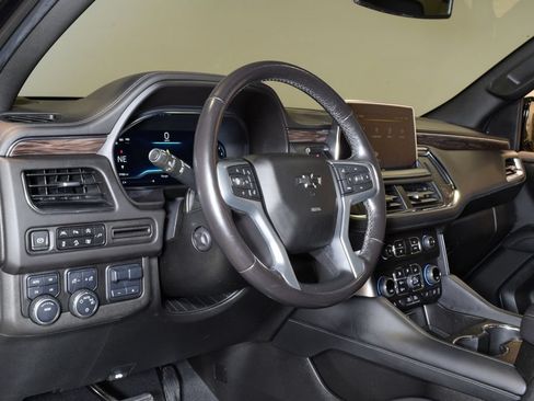 Used 2022 Chevrolet Tahoe Z71 w/ Luxury Package AWD/4WD image 7