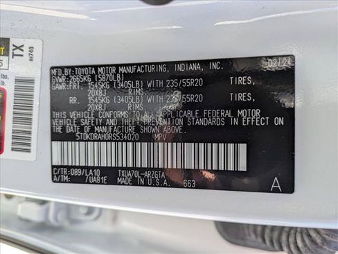 Certified 2024 Toyota Highlander Platinum FWD image 26