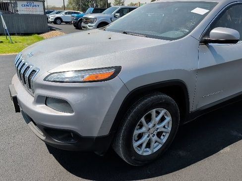 Used 2016 Jeep Cherokee Latitude AWD/4WD image 11