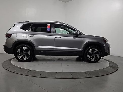 Used 2025 Volkswagen Taos SE w/ Panoramic Sunroof Package AWD/4WD image 8