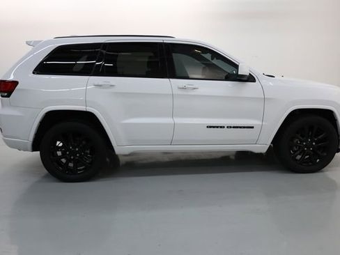 Used 2017 Jeep Grand Cherokee Altitude image 41