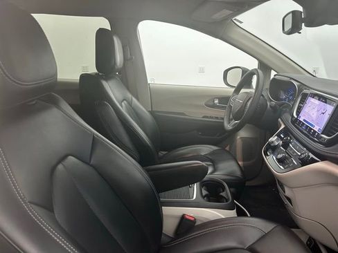 Used 2023 Chrysler Pacifica Touring-L image 34