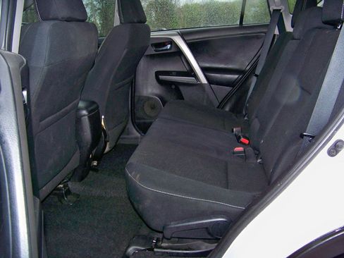 Used 2018 Toyota RAV4 XLE AWD/4WD image 35