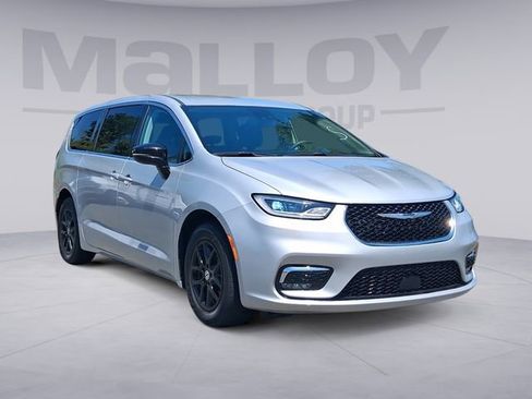Used 2024 Chrysler Pacifica Touring-L FWD image 7