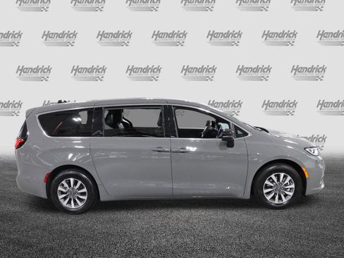 Used 2025 Chrysler Pacifica Select image 10