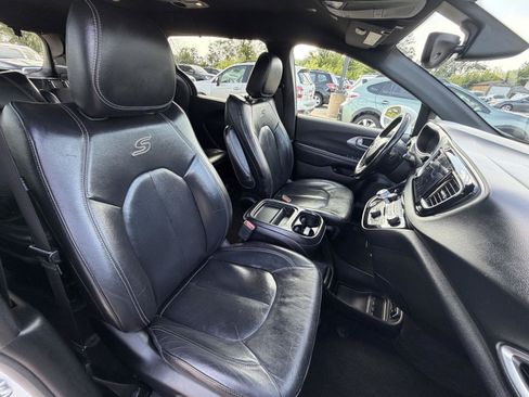 Used 2019 Chrysler Pacifica Touring-L w/ S Appearance Package FWD image 15