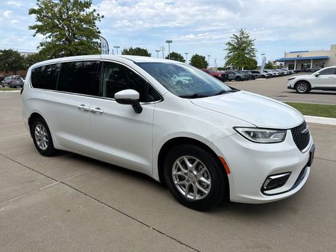 Used 2023 Chrysler Pacifica Touring-L FWD image 7