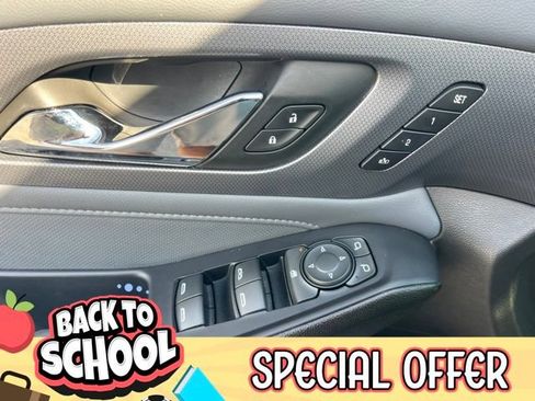 Used 2021 Chevrolet Traverse Premier FWD image 13