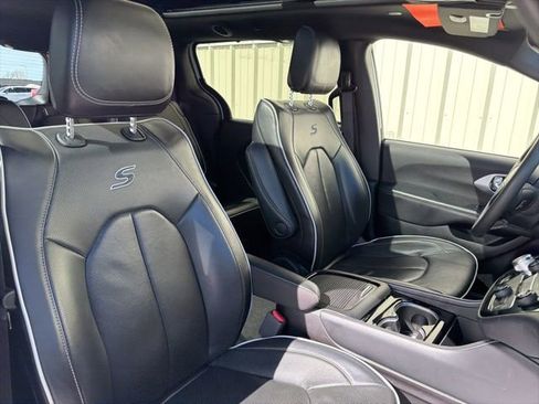Used 2025 Chrysler Pacifica Limited FWD image 9