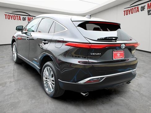 Used 2023 Toyota Venza Limited image 3