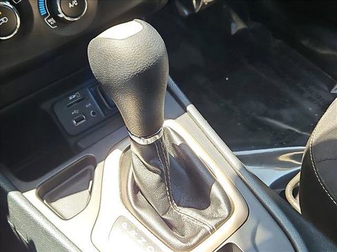 Used 2016 Jeep Cherokee Sport FWD image 12