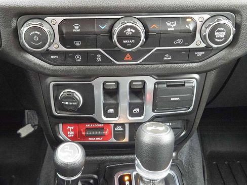 Used 2025 Jeep Wrangler Sport image 19