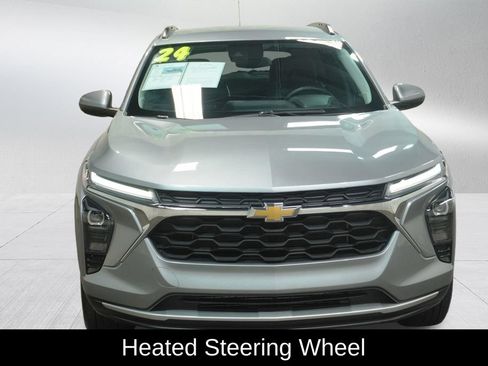Used 2024 Chevrolet Trax LT w/ LT Convenience Package FWD image 11