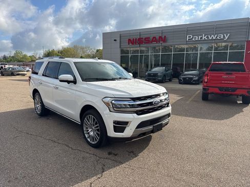 Used 2023 Ford Expedition Limited AWD/4WD image 2