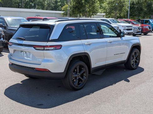 Used 2025 Jeep Grand Cherokee Altitude AWD/4WD image 3