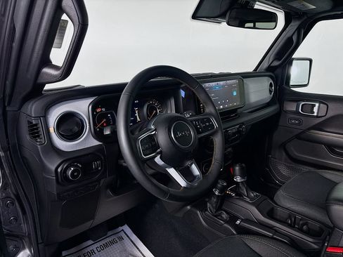 Used 2025 Jeep Wrangler Unlimited Sahara AWD/4WD image 9