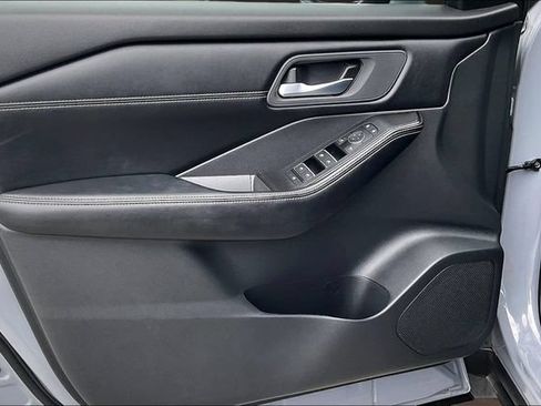 Used 2025 Nissan Rogue SL FWD image 21