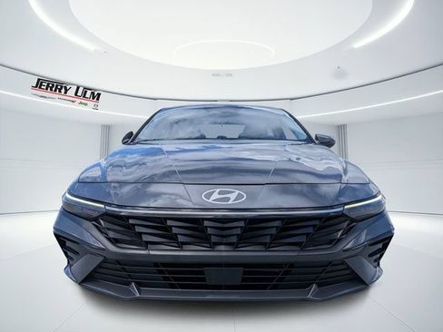 Used 2025 Hyundai Elantra Limited FWD image 8