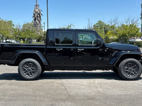 New 2025 Jeep Gladiator Sport image 2