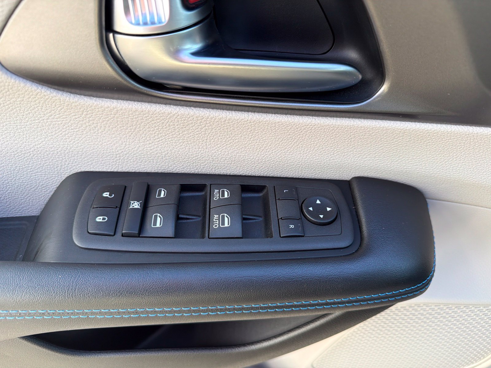 Used 2021 Chrysler Pacifica Touring w/ Cold Weather Group FWD image 15
