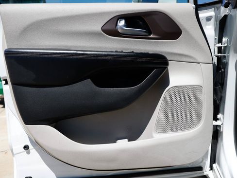 Used 2019 Chrysler Pacifica Touring-L FWD image 40