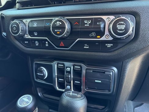 Used 2024 Jeep Gladiator Sport AWD/4WD image 38