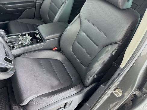 Used 2016 Volkswagen Touareg Sport AWD/4WD image 21