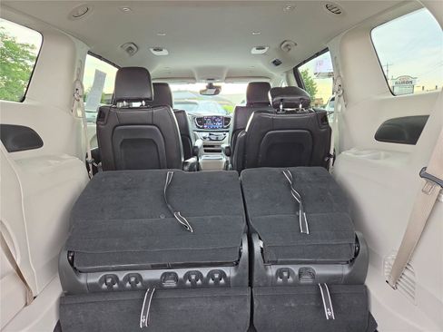 Used 2023 Chrysler Pacifica Touring-L FWD image 30