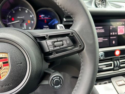 Used 2025 Porsche Macan image 19