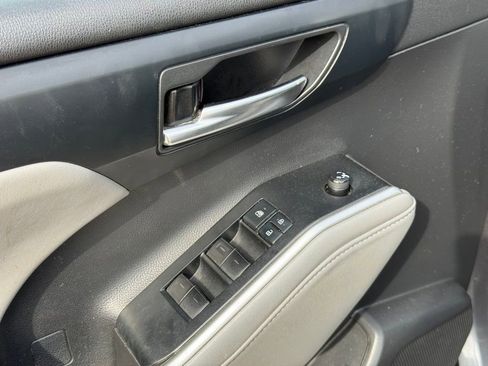 Used 2022 Toyota Highlander XLE AWD/4WD image 11