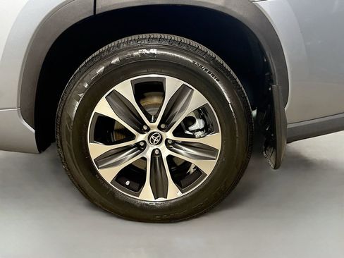 Certified 2021 Toyota Highlander XLE AWD/4WD image 9