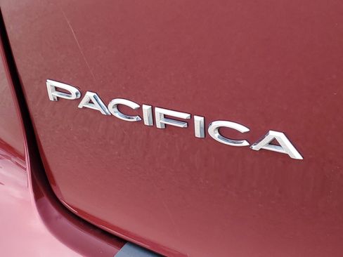 Used 2018 Chrysler Pacifica Touring-L w/ Premium Audio Group image 7