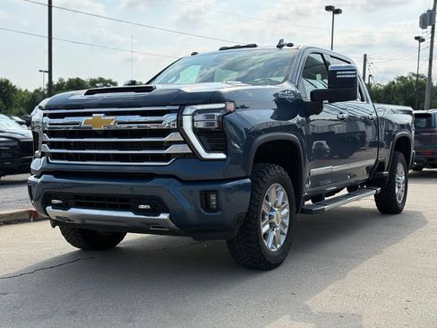Used 2025 Chevrolet Silverado 2500 High Country w/ High Country Premium Package AWD/4WD image 2