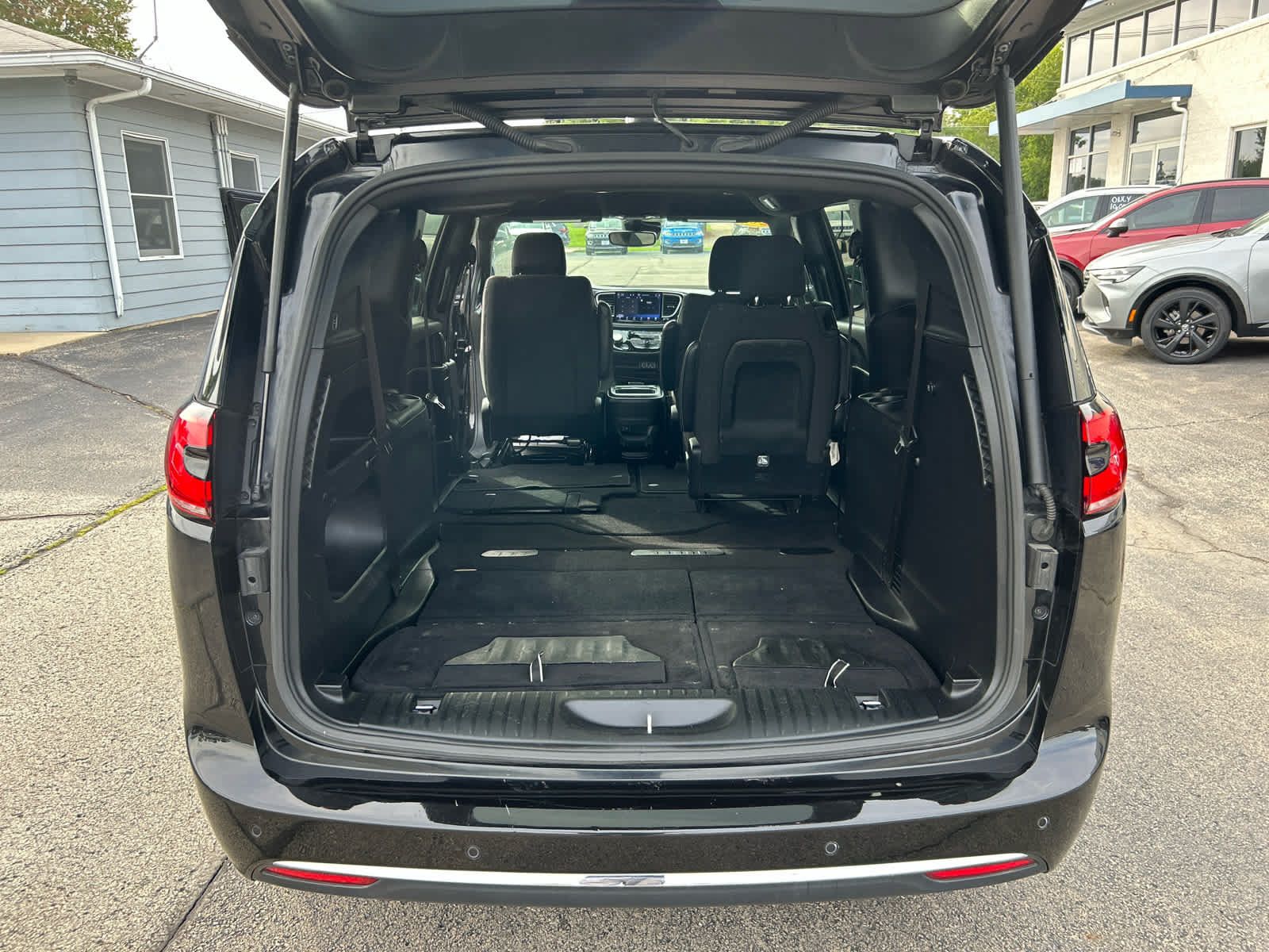 Used 2023 Chrysler Pacifica Touring FWD image 25