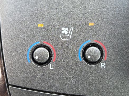 Used 2011 Toyota Avalon Limited FWD image 4