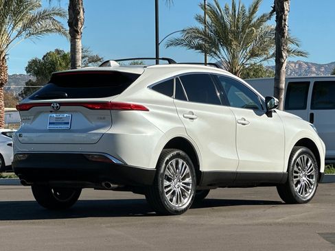 Used 2024 Toyota Venza XLE image 4