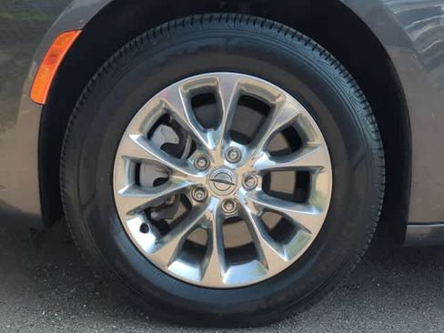 Used 2022 Chrysler Pacifica Touring-L AWD/4WD image 13
