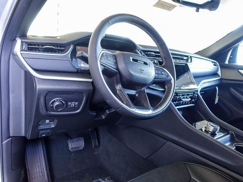 New 2025 Jeep Grand Cherokee Altitude image 20