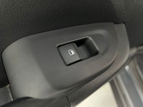 Used 2025 Hyundai Venue SE FWD image 16