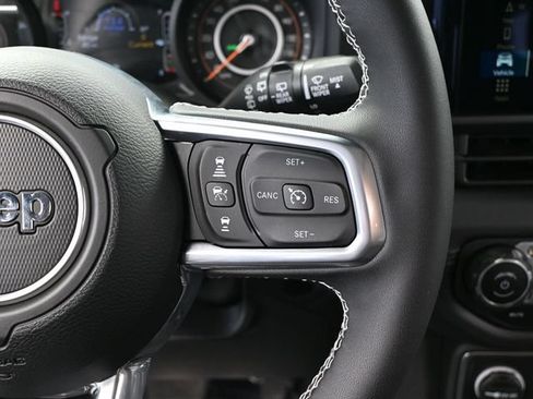 Used 2025 Jeep Wrangler Unlimited Sahara w/ Technology Group AWD/4WD image 28